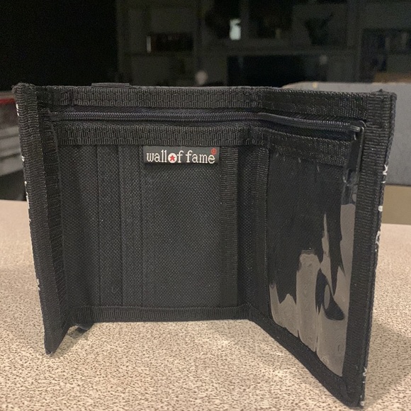 NWOT Skull & Cross Bones Tri-fold Wallet Purse with Chain Nylon/Velcro Closure - Picture 5 of 11